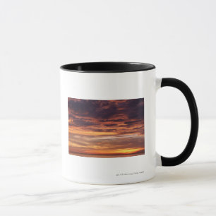 Taza Nubes oscuras en cielo rayado naranja