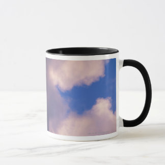 Taza Nubes Wispy contra el cielo azul