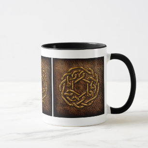 Taza Nudo céltico de oro en el cuero