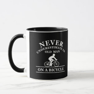Taza Nunca Subestimes a un Hombre Mayor en una Biciclet
