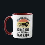 Taza Nunca Subestimes A Un Viejo Con Una Radio De Jamón<br><div class="desc">Nunca Subestimes A Un Hombre Mayor Con Una Radio De Jamón. El gracioso accesorio vintage de Amateur Ham Radio, que está en problemas, sería un gran regalo para un operador de radio aficionado a los aficionados a usar en su choza de jamón. ¿Te encanta operar radios de onda corta y...</div>