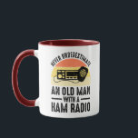 Taza Nunca Subestimes A Un Viejo Con Una Radio De Jamón<br><div class="desc">Nunca Subestimes A Un Hombre Mayor Con Una Radio De Jamón. El gracioso accesorio vintage de Amateur Ham Radio, que está en problemas, sería un gran regalo para un operador de radio aficionado a los aficionados a usar en su choza de jamón. ¿Te encanta operar radios de onda corta y...</div>