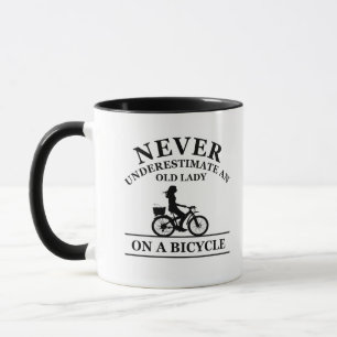 Taza Nunca subestimes a una anciana en bicicleta