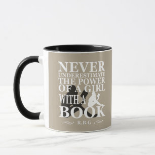 Taza Nunca subestimes el poder de un chica con libro