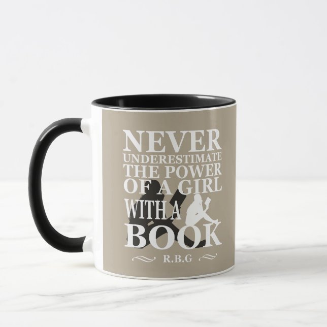 Taza Nunca subestimes el poder de un chica con libro (Izquierda)
