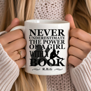 Taza Nunca subestimes el poder de un chica con libro