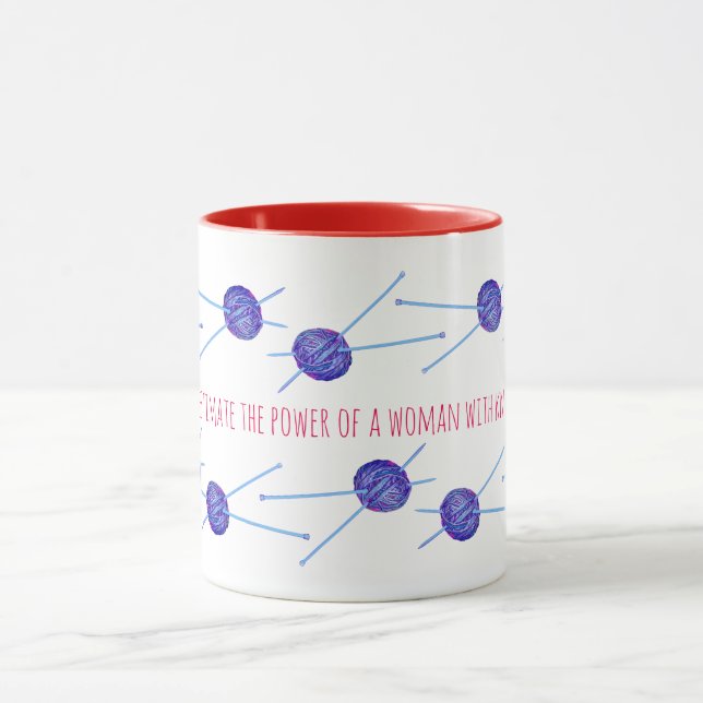 Taza Nunca subestimes el poder de una mujer... (Centro)