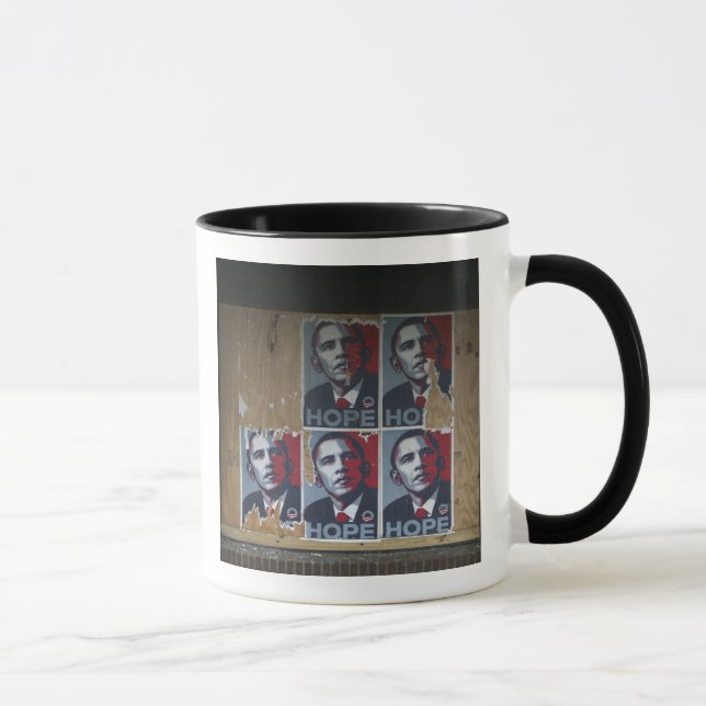 Taza Obama firma en una ventana tapiada de un Starbucks (Derecha)