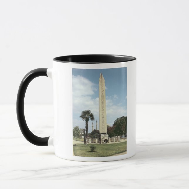 Taza Obelisco de Theodosius I, con una base romana (Izquierda)
