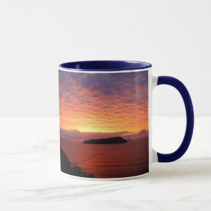 Taza Ocean Sunrise sobre Shoe Island Tairua Nueva Zelan