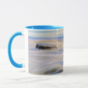 Taza Olas estrellándose sobre rocas costeras