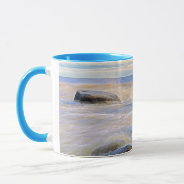 Taza Olas estrellándose sobre rocas costeras (Izquierda)