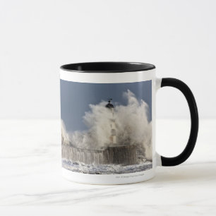 Taza Ondas que se estrellan para arriba contra un faro