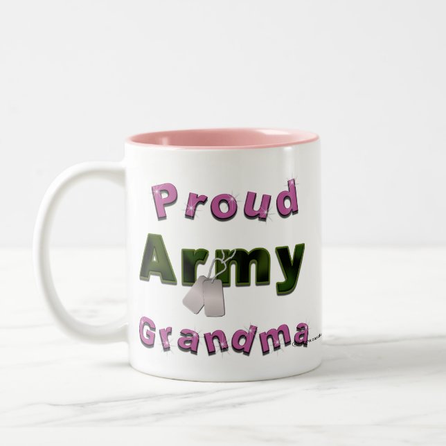 Taza orgullosa de la abuela del ejército (Izquierda)