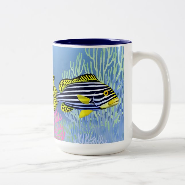 Taza oriental de los pescados del filón de (Derecha)