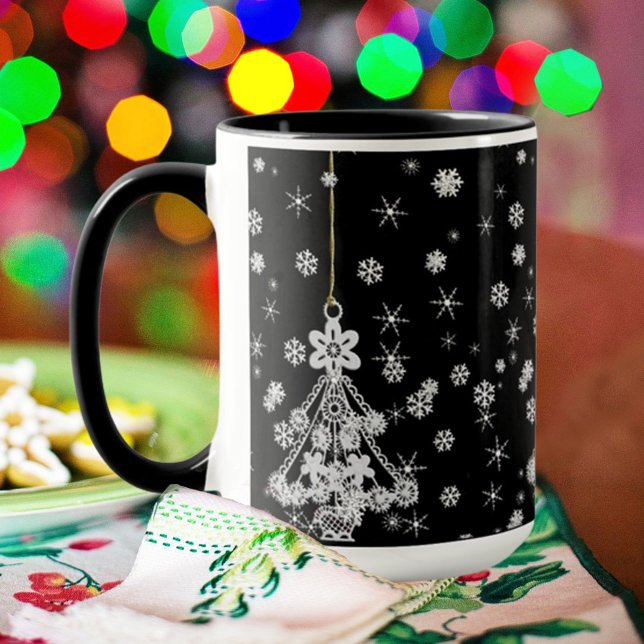 Taza Ornate White Christmas Snowflakes con negro (Subido por el creador)