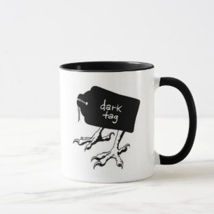 Taza oscura de la etiqueta