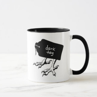 Taza oscura de la etiqueta