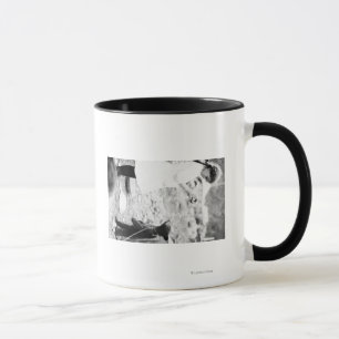 Taza Oso de alimentación Cub del chica en Seward