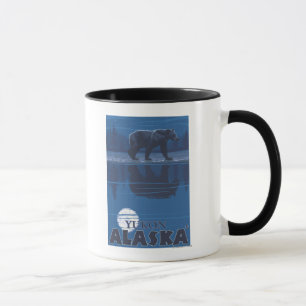 Taza Oso en claro de luna - el Yukón, Alaska