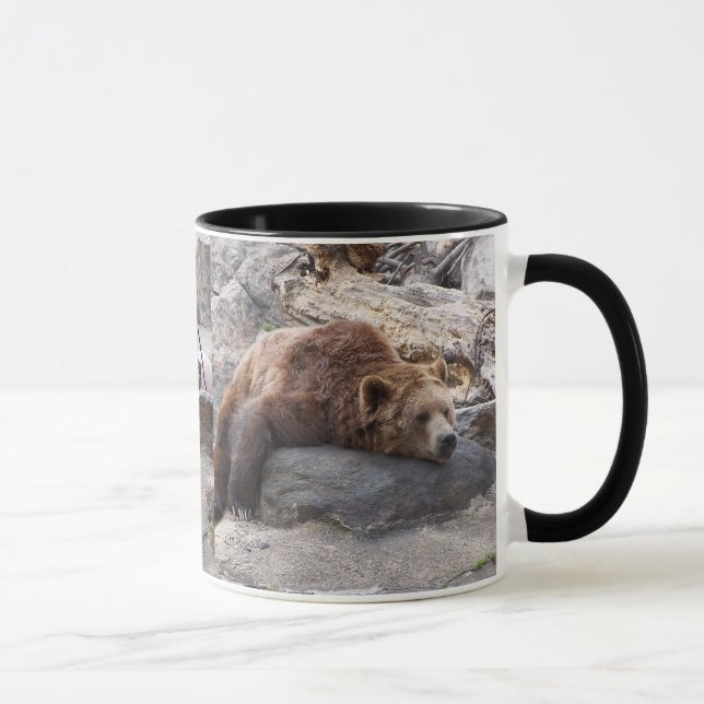 Taza Oso grizzly que descansa sobre roca (Derecha)