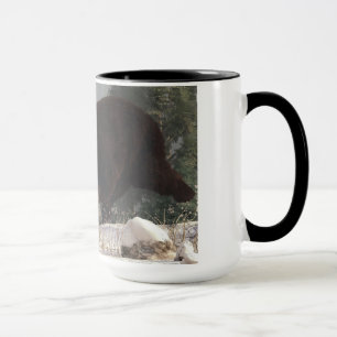 Taza Oso grizzly que persigue el conejo
