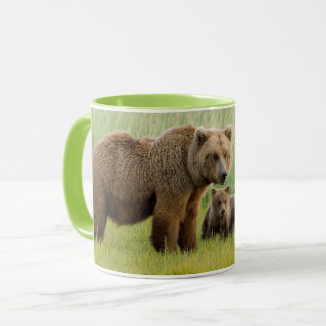Taza Oso marrón de Alaska con oseznos en un prado (Anverso izquierdo)