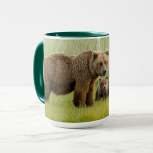 Taza Oso Pardo de Alaska con Crías en una Pradera