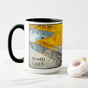 Taza Otoño se refleja en las cataratas de bonos en Mich