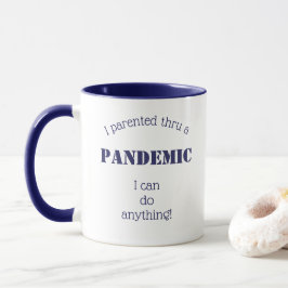 Taza Padres a través de la pandemia de Blue White Anima