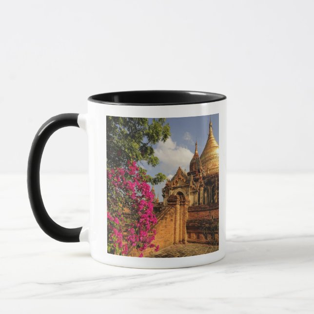 Taza Pagoda Dhamma Yazaka en Bagan (Pagan), Myanmar (Izquierda)