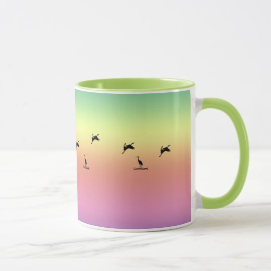 Taza - pájaros de orilla en la salida del sol