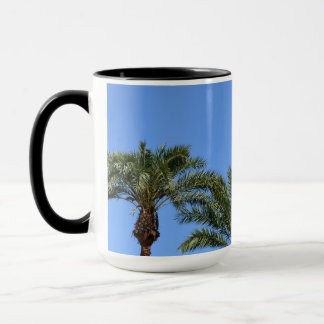 Taza Palmeras contra el cielo azul