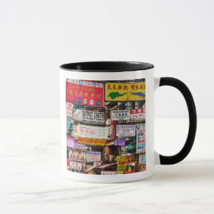 Taza Pancartas neón en las calles de Hong Kong
