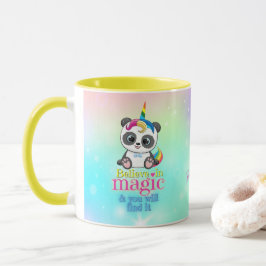 Taza Panda mágico unicornio sobre fondo arco iris