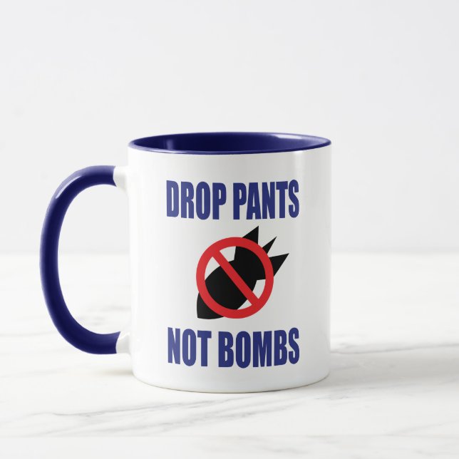 Taza Pánticos de gota, no bombas - Divertido lema contr (Izquierda)