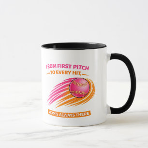 Taza para Mamá de Softball – Desde el Primer Lanza