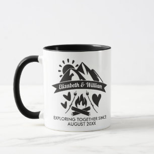 Taza Pareja de camping explorando juntos la hoguera de
