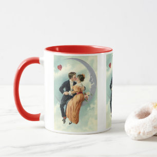 Taza Pareja victoriana vintage besándose en una luna cr