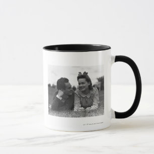 Taza Pares jovenes que mienten en hierba
