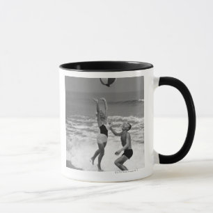 Taza Pares que juegan con un Beachball