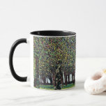 Taza Parque de Gustav Klimt, Art Nouveau vintage<br><div class="desc">El Parque (1910) de Gustav Klimt es una pintura de estilo fino de la era victoriana. Un paisaje natural con árboles en un bosque y gente caminando a la sombra por un sendero en un parque público en verano. Sobre el artista: Gustav Klimt (1862-1918) fue un pintor sinfín austríaco y...</div>