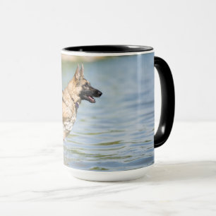 Taza Pastor alemán salta al agua