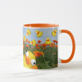 Taza patos rebotando en un prado de plantas de amapola