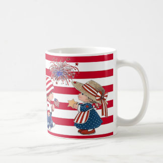 Taza patriótica americana del muchacho y del chica