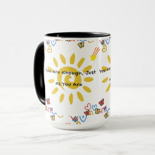 Taza Patrón de garabatos de sol y mariposas inspirador