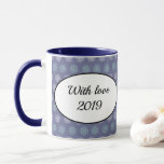 Taza Patrón de invierno Copos de nieve azules y blancos<br><div class="desc">Crea un hermoso regalo de Navidades para todos los que amas. Personalice el mensaje.</div>