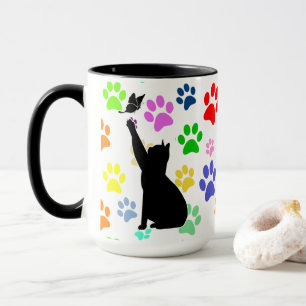 Taza Patrón de trazos y gato persiguiendo a una maripos