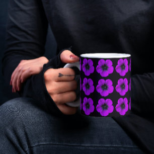 Taza Patrón floral morado de geranio en negro