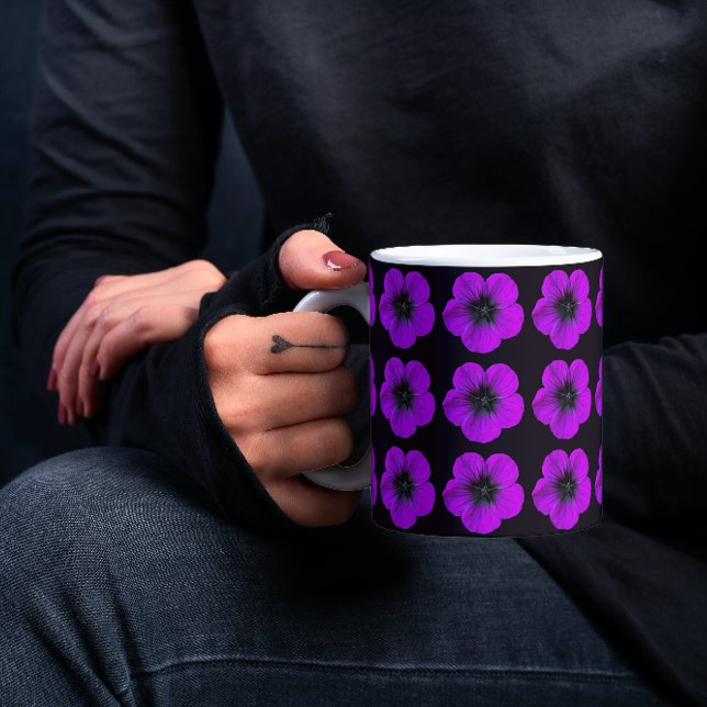 Taza Patrón floral morado de geranio en negro (In Situ Held)